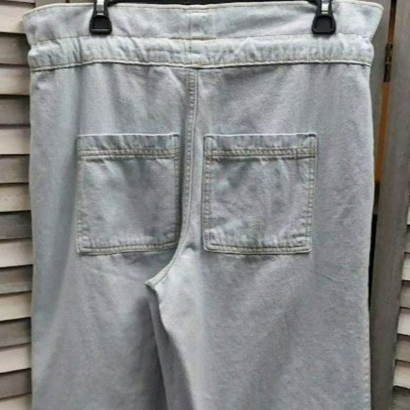 High-Rise Wide Leg Jeans Light Wash | Universal Thread | 6 - Picture 8 of 9